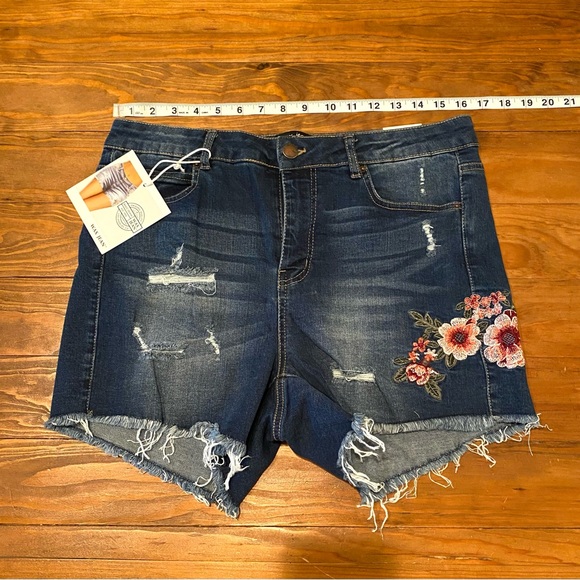 Women's Plus Size 1XL flower embroided Curvy Denim Jean Ripped Shorts Wax Jeans - Picture 3 of 15